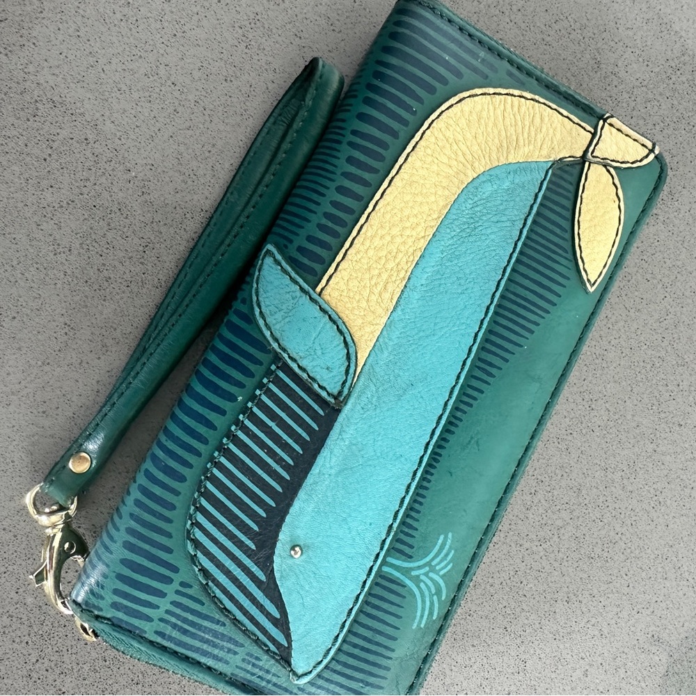 Adorable & Rare Fossil Logan Zip Around Clutch